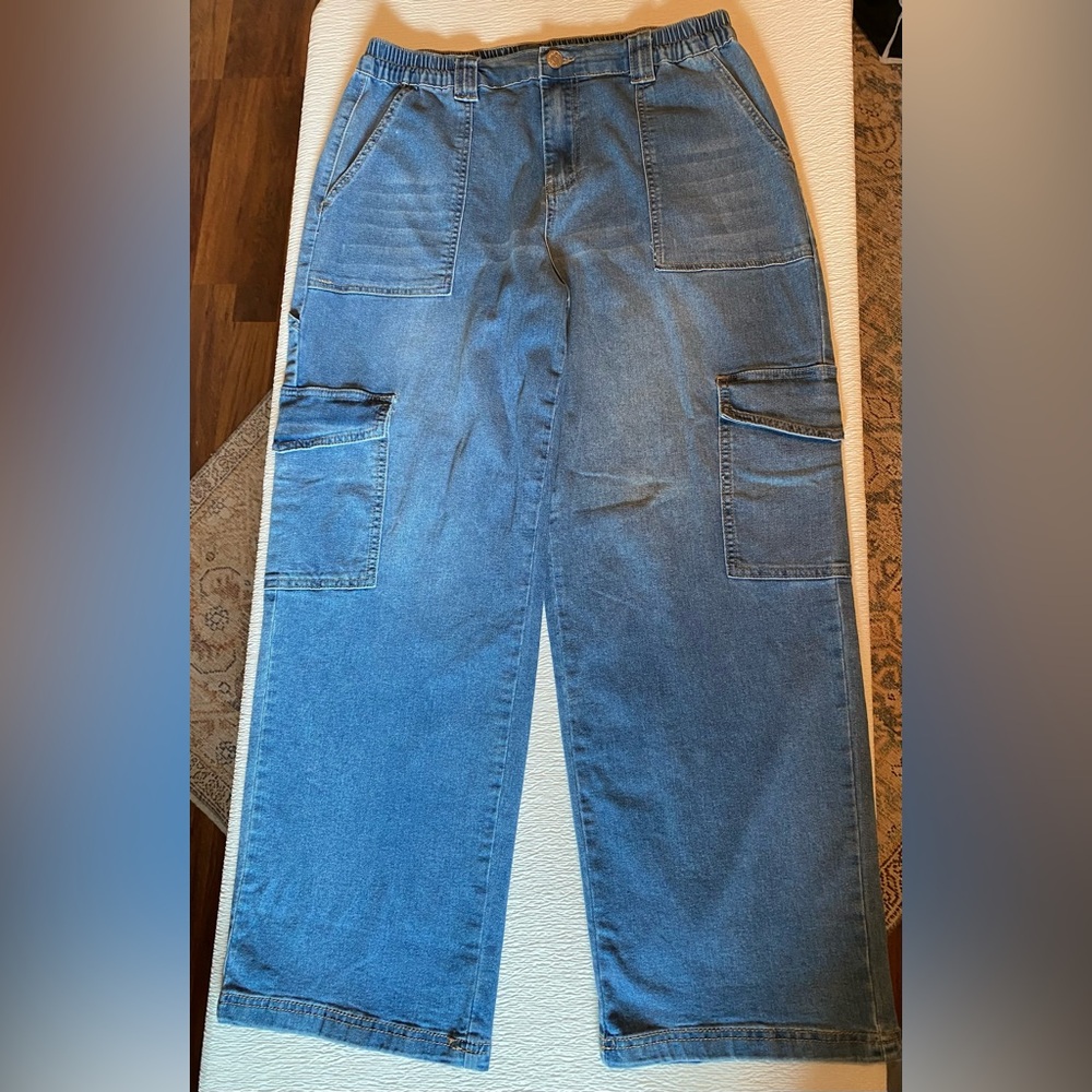 NWOT’s Almost Famous Relaxed Cargo Blue Jeans with Stretch Waistband Size XL/15